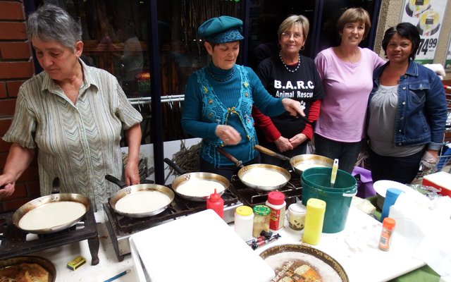Flukse en ‘blaffende’ vrywillige dames besig om tydens hulle skof pannekoek te bak, met Annalie Jonker 3de van links